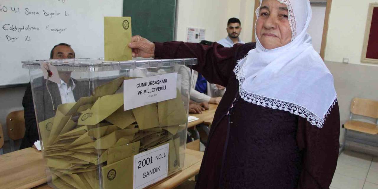 Batman’da 85 Yaşındaki Meryem Teyze Sandık Başında
