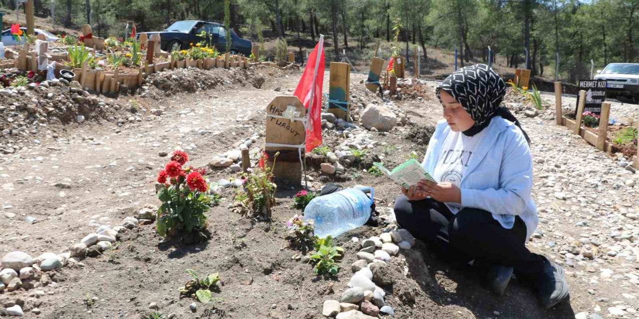 Depremin Merkez Üssündeki Mezarlıkta Buruk Anneler Günü