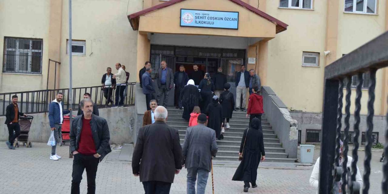 Varto’da Oy Kullanma İşlemi Sorunsuz Devam Ediyor