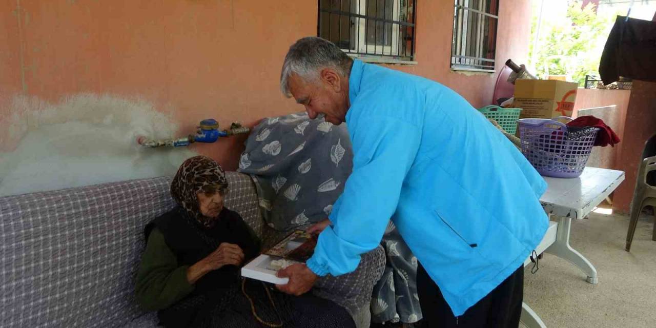 91 Yaşındaki Annesine Bebek Gibi Bakıyor