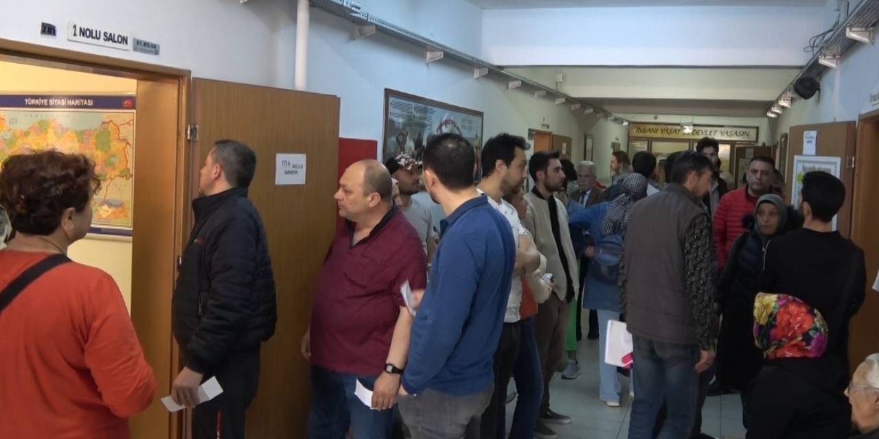 Bilecik’te Seçmenler Sandık Başlarında Uzun Kuyruklar Oluşturdu