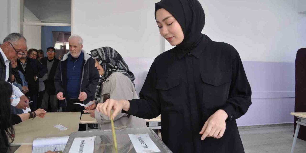 Oy Kullanmaya Giden Vatandaşlar Sandık Başlarında Kuyruk Oluşturdu