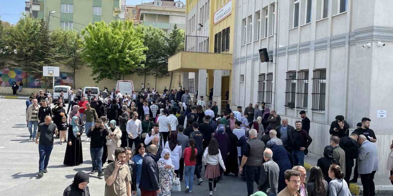 Küçükçekmece’de Oy Kullanan Vatandaşlar Okullarda Yoğunluk Oluşturdu