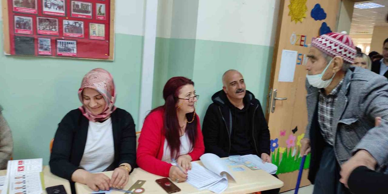 Ardahan’da Vatandaşlar Sandık Başında, Oy Verme İşlemi Devam Ediyor