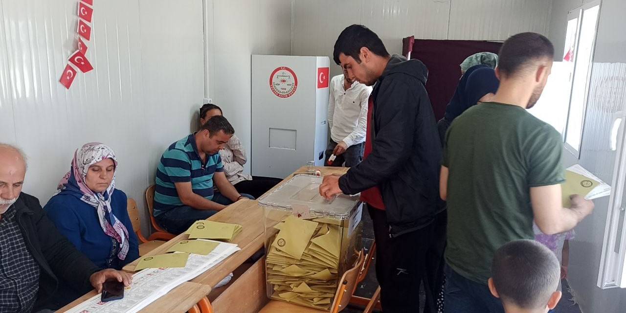 İslahiye’de 900 Depremzede Konteynerde Oy Kullandı