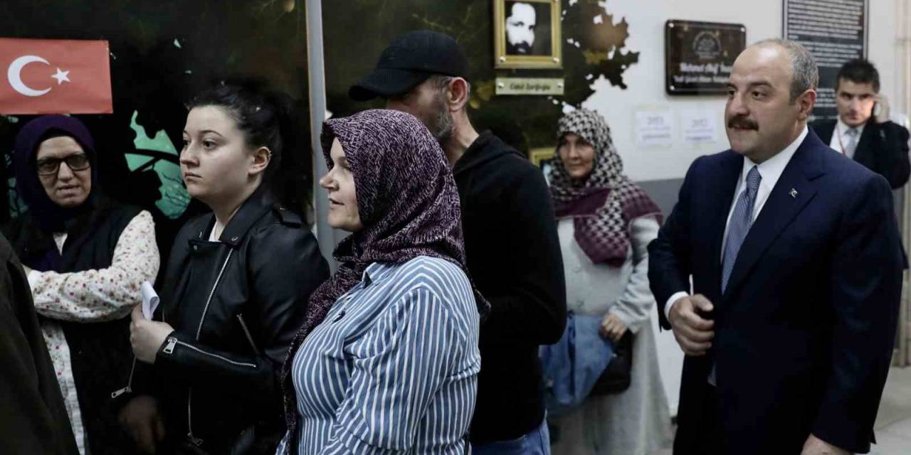 Bakan Varank Oy Kullanmak İçin 45 Dakika Sıra Bekledi