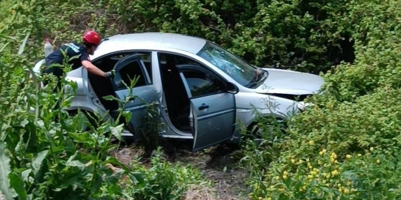 Oy Kullanmaya Giden Ailenin Aracı Tarlaya Uçtu: 5 Yaralı