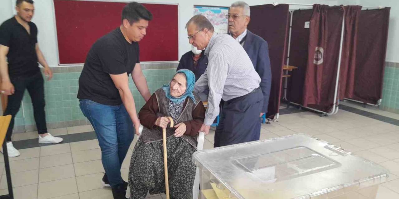 Konya’da 99 Yaşındaki Nine Sandığa Sandalyeyle Getirildi