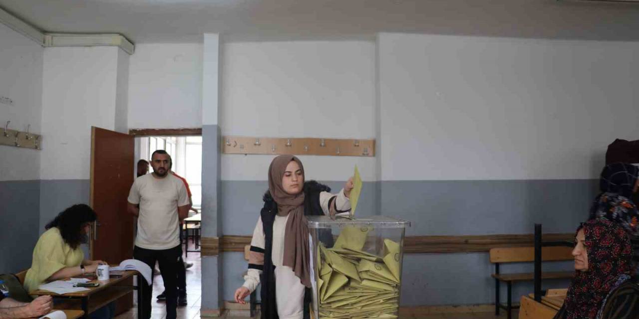 Iğdır’da Oy Kullanma İşlemleri Devam Ediyor