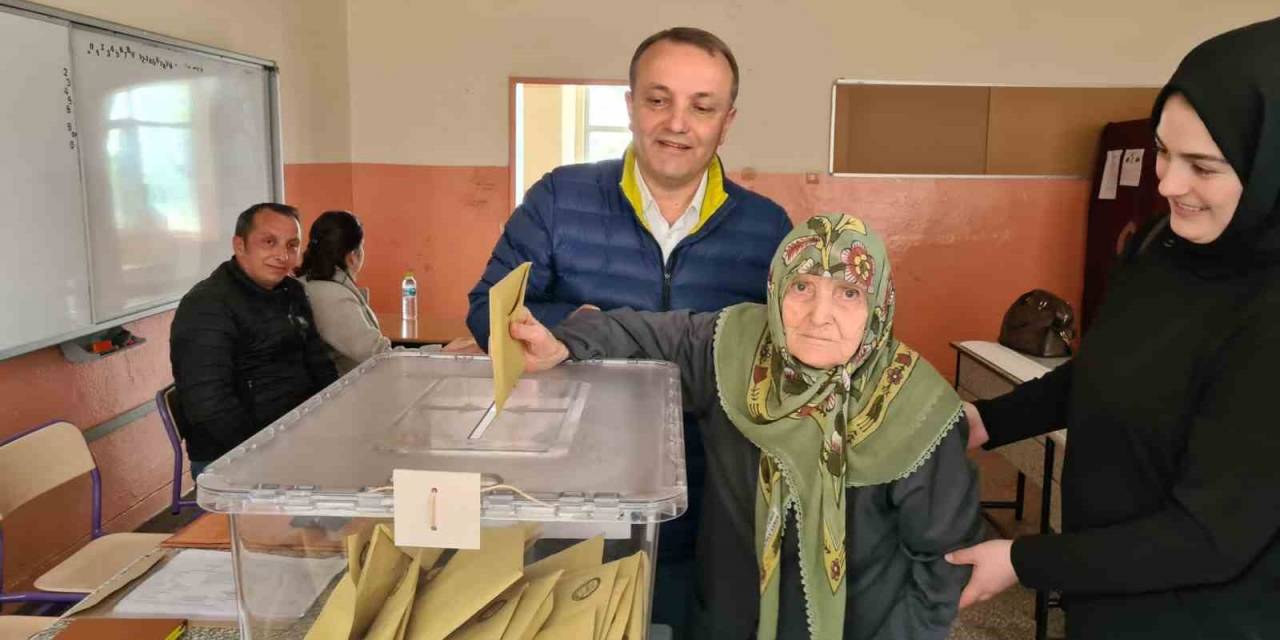 Asırlık Çınar Fatma Nine Sandık Başına Gitti