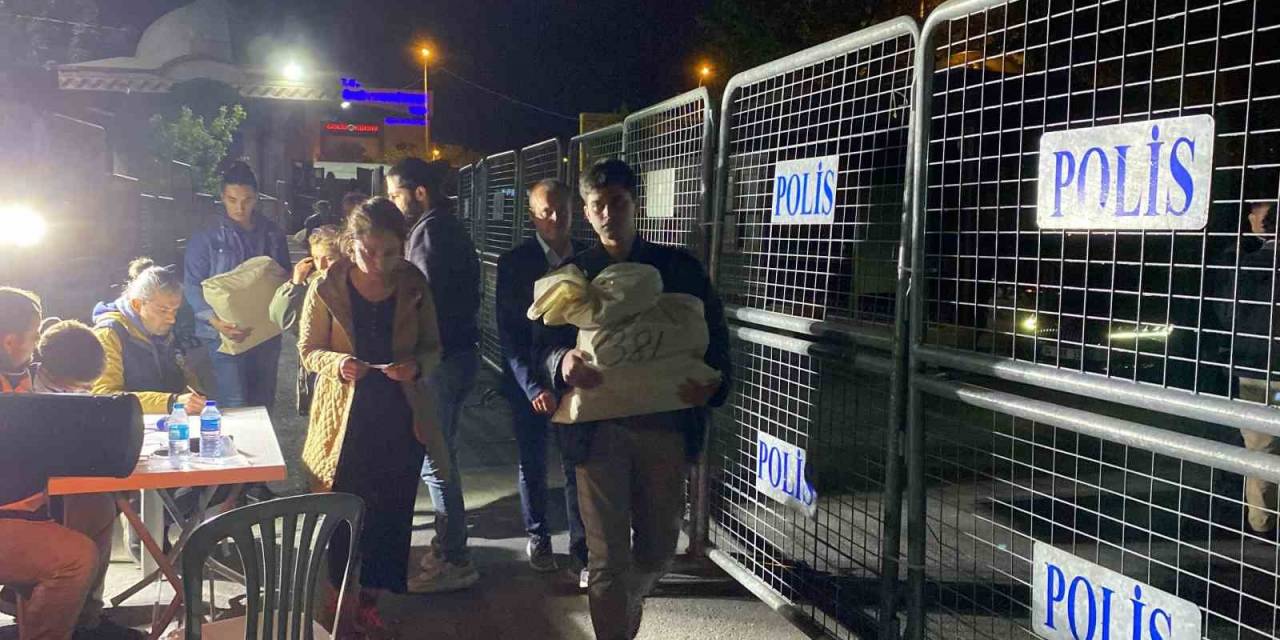 İstanbul’da Sayılan Oylar İlçe Seçim Kurullarına Getirilmeye Başlandı
