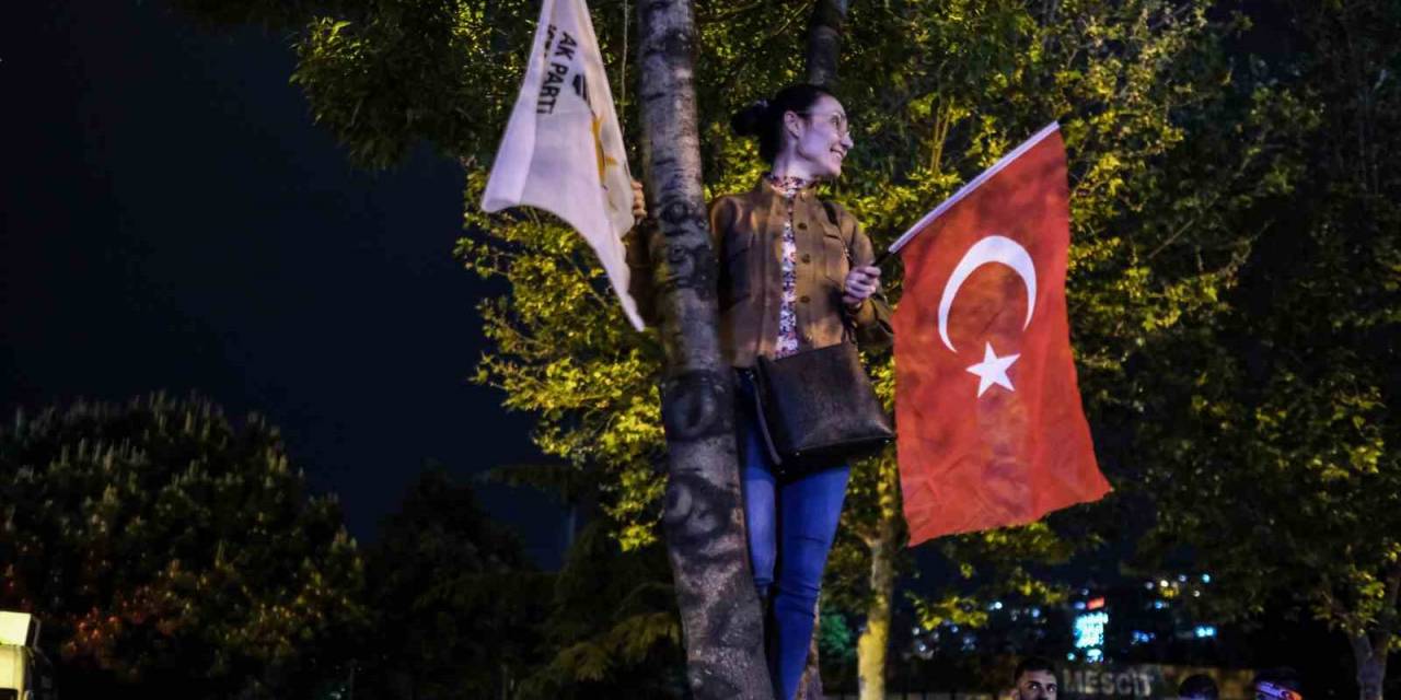 Ak Parti İl Başkanlığında Vatandaşların Bekleyişi Sürüyor