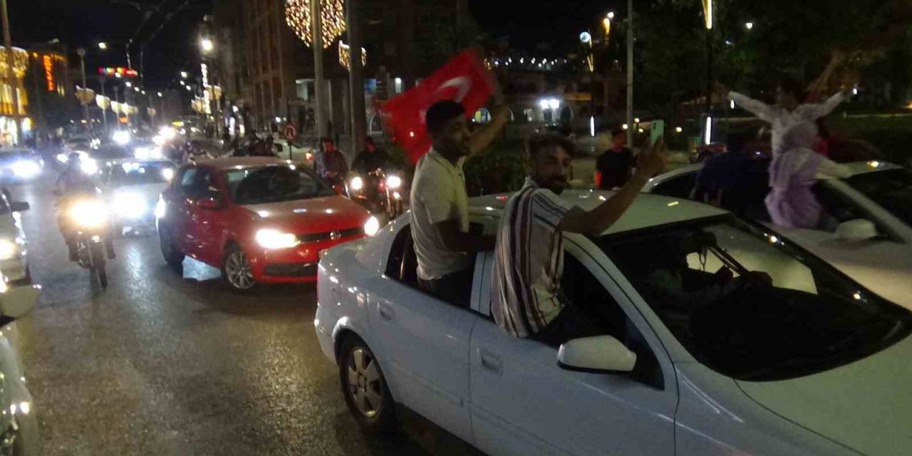 Şanlıurfa’da Davullu Zurnalı Seçim Kutlaması