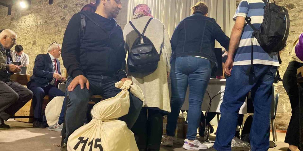 İzmir’de İlçe Seçim Kurullarında Oy Pusulası Yoğunluğu