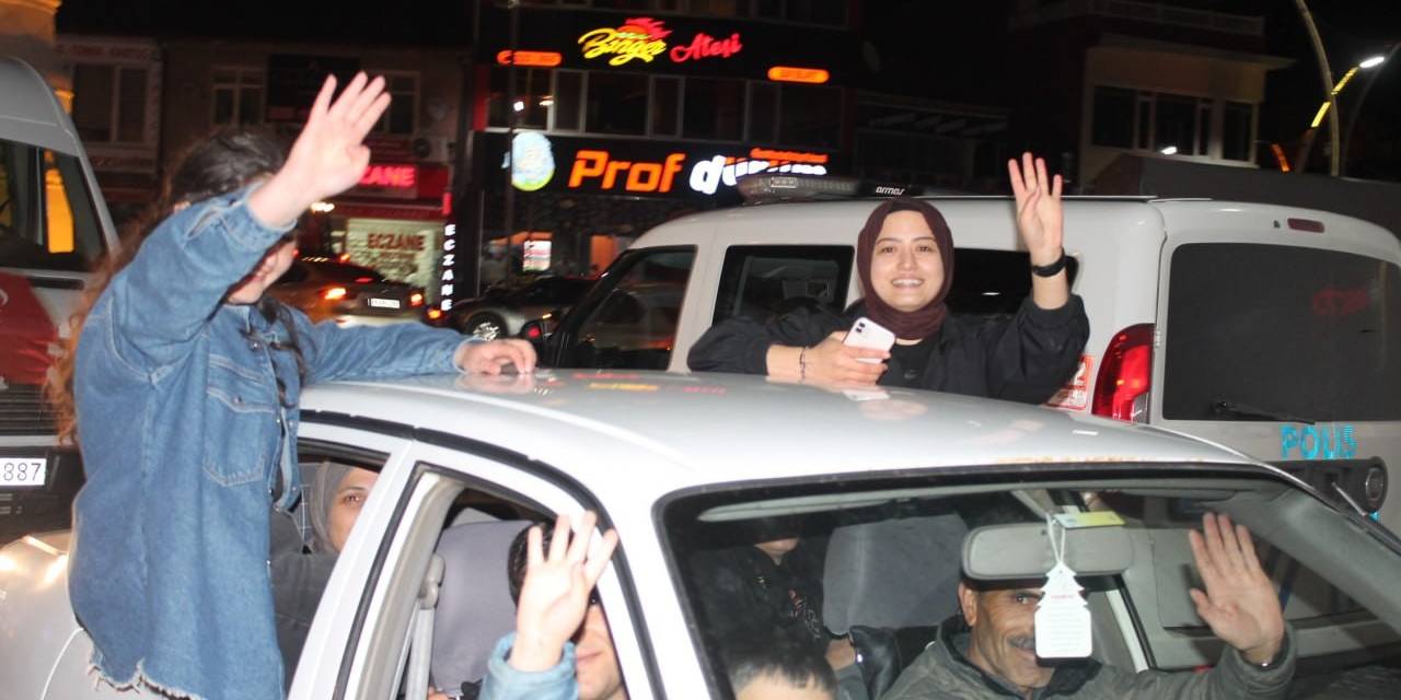 Bayburt’ta Seçim Kutlaması Gece Geç Saatlere Kadar Devam Etti