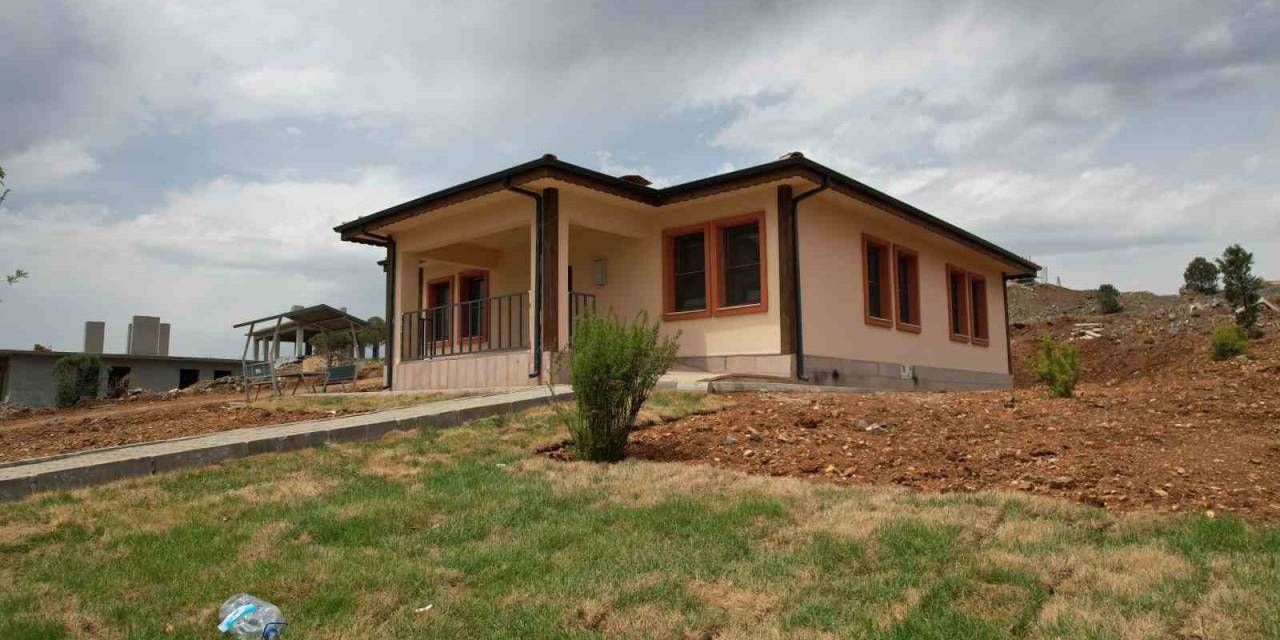 Kahramanmaraş’ta Köy Evleri Hızla Tamamlanıyor