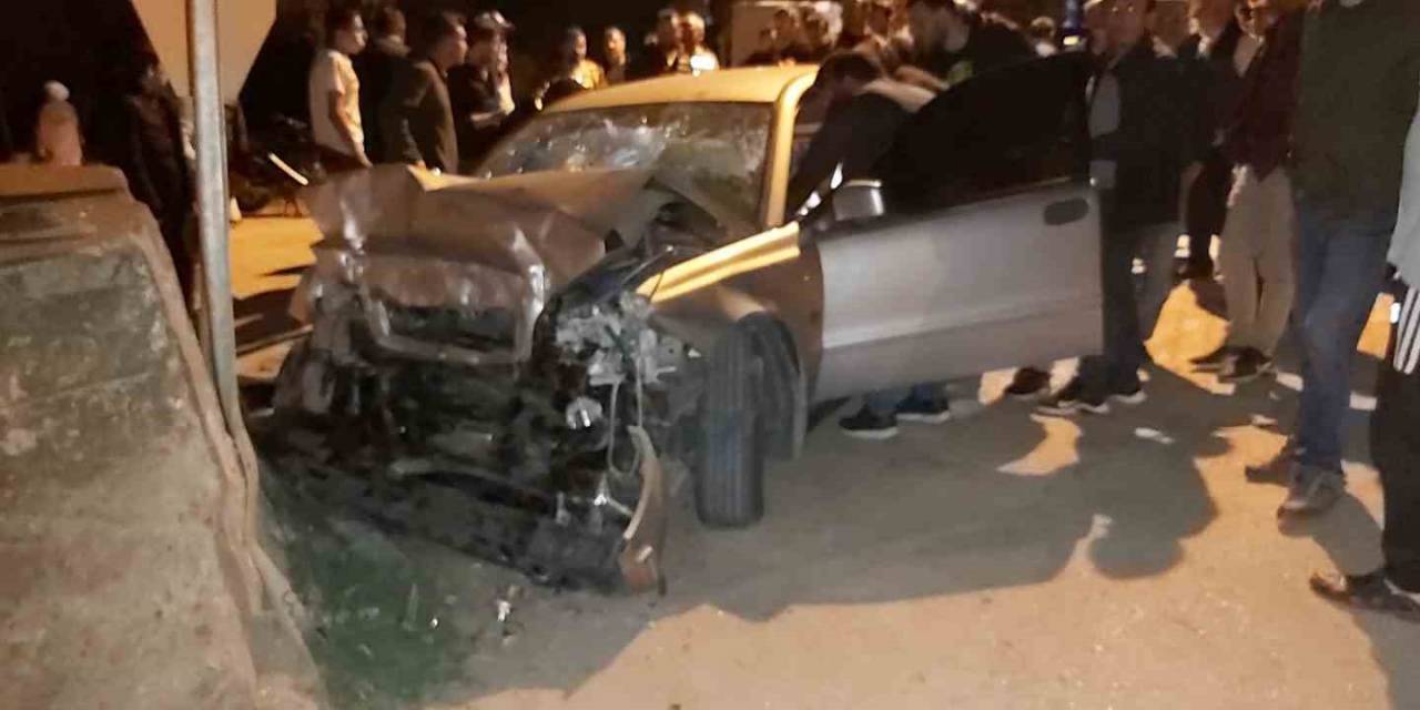Bursa’da Kontrolden Çıkan Otomobil Beton Duvara Çarptı: 4 Yaralı