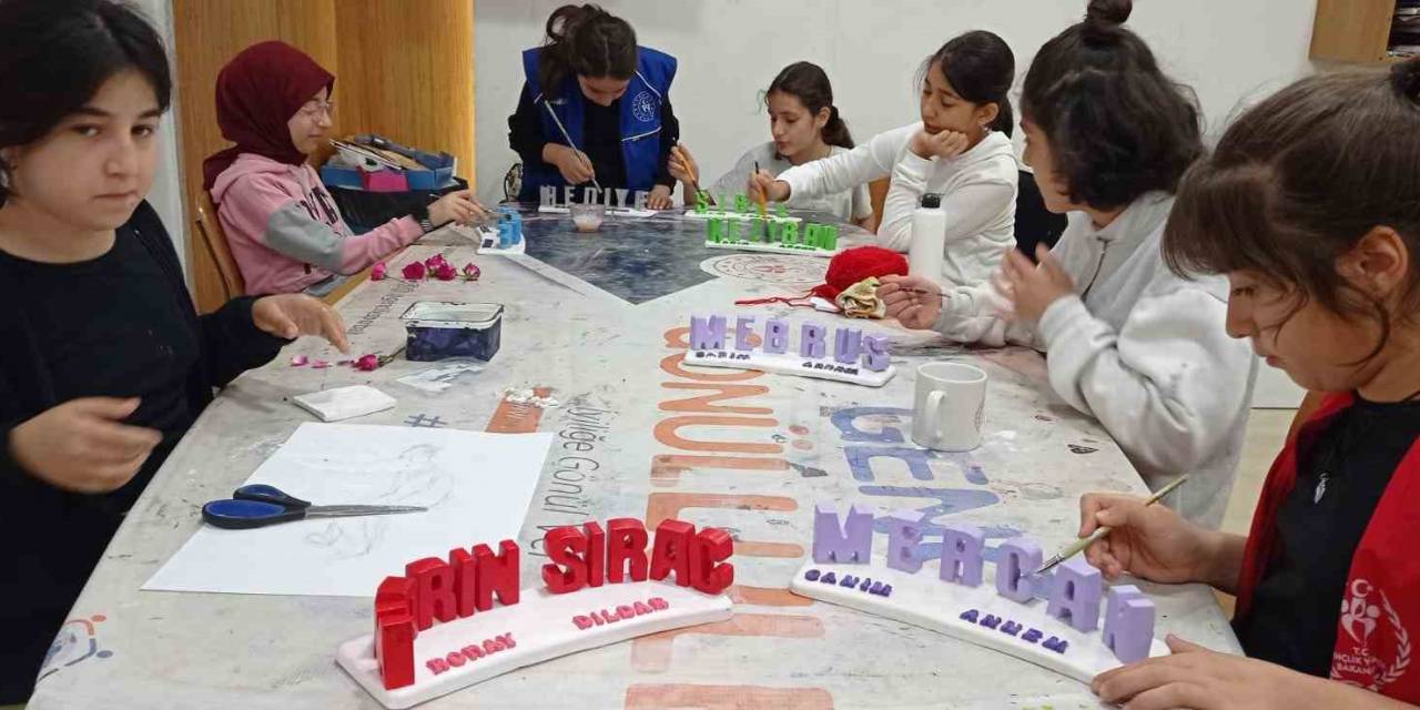 Minik Öğrenciler Oyuncaklarını Geri Dönüşümle Yapıyor