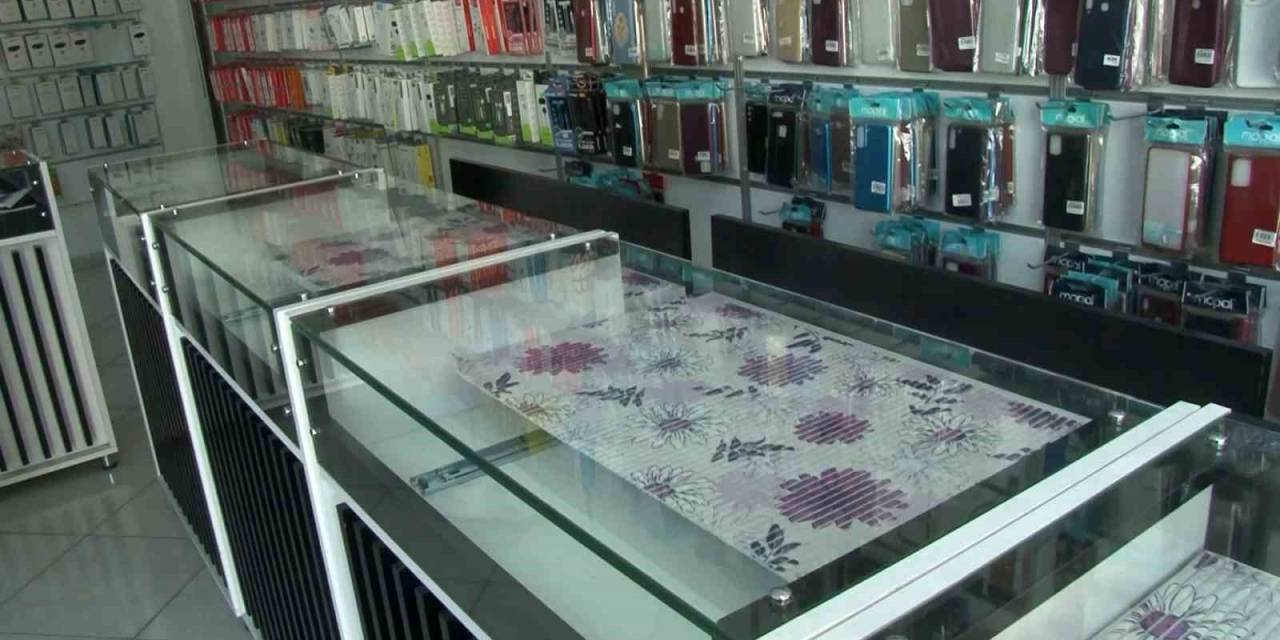 Arnavutköy’de Telefoncuyu Soyan Hırsızlar Kendisini Fark Eden Esnafın Üzerine Araç Sürdü