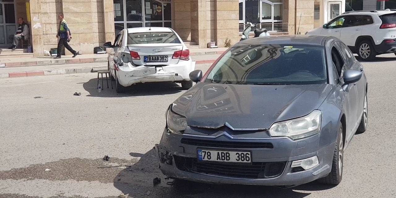Satışını Yeni Aldığı Araçla Dakikalar Sonra Kaza Yaptı