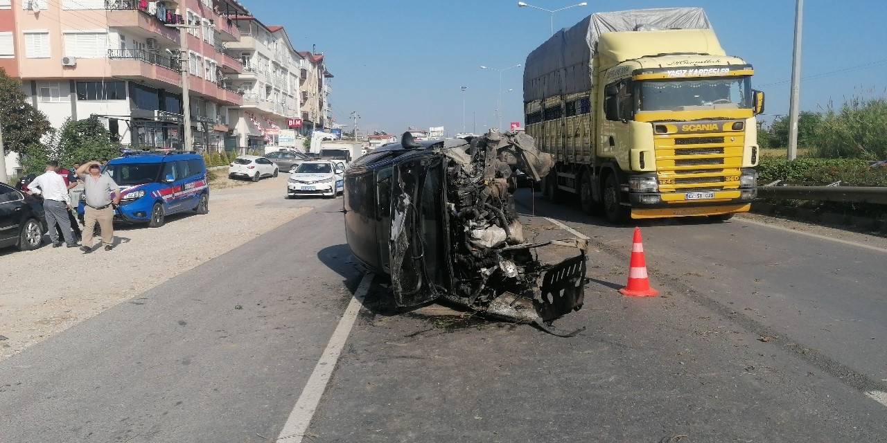 Makas Atarken Bariyerlere Çarptı, Hurdaya Dönen Otomobilden Yaralı Çıkarıldı