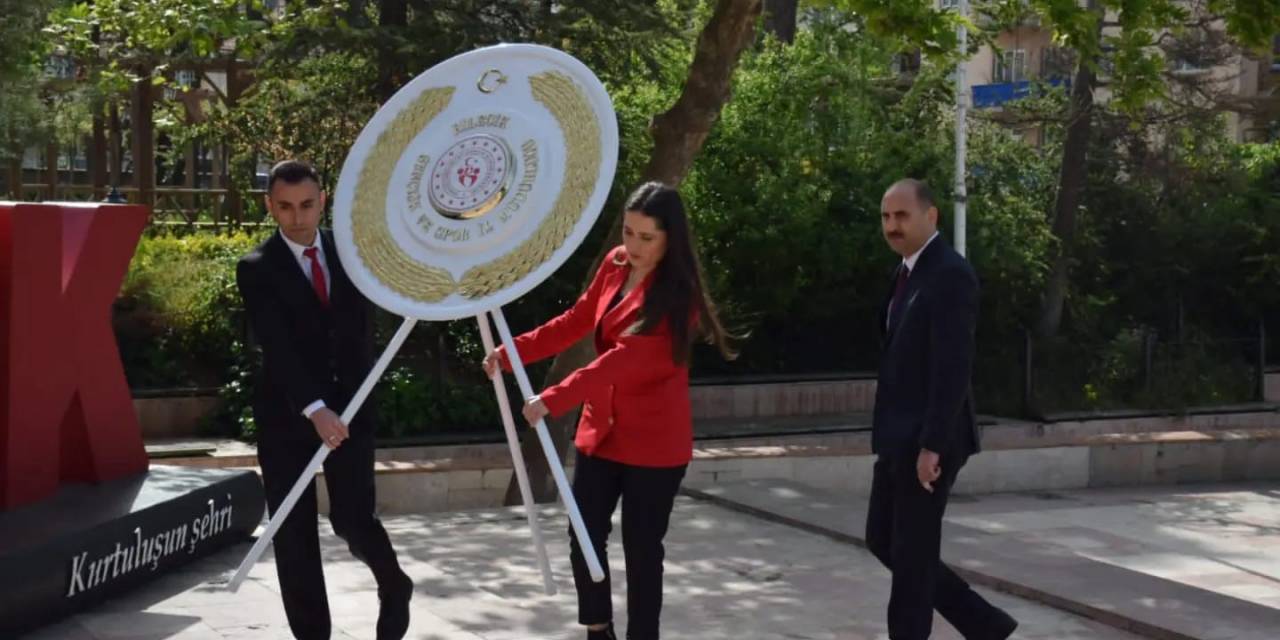 Bilecik’te Gençlik Haftası Atatürk Anıtı’na Konulan Çelenkle Başladı