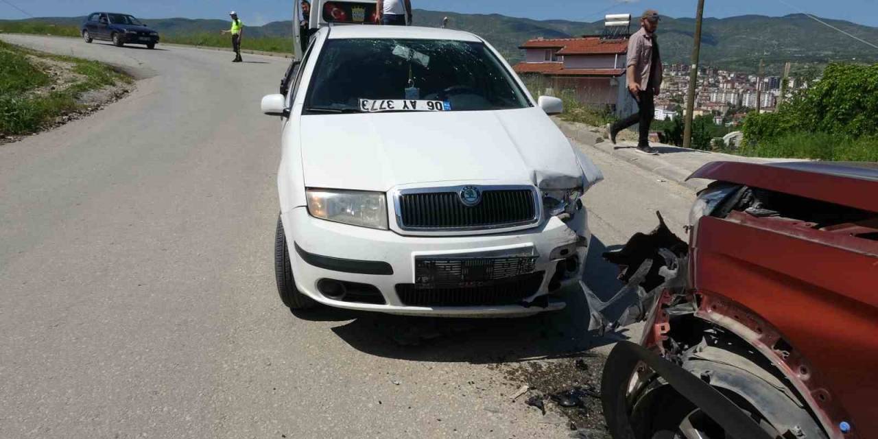 Tokat’ta Otomobiller Kafa Kafaya Çarpıştı: 2’si Çocuk 5 Yaralı