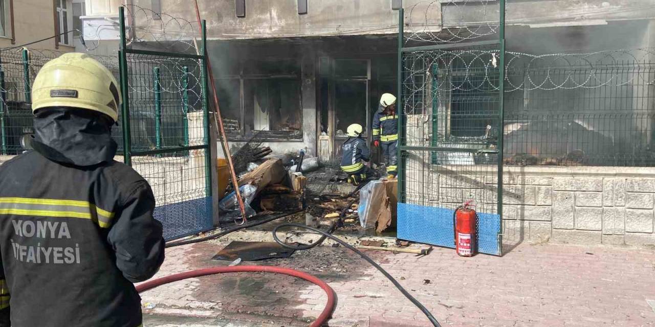 Konya’da Depodaki Yatak Ve Bazalar Yandı