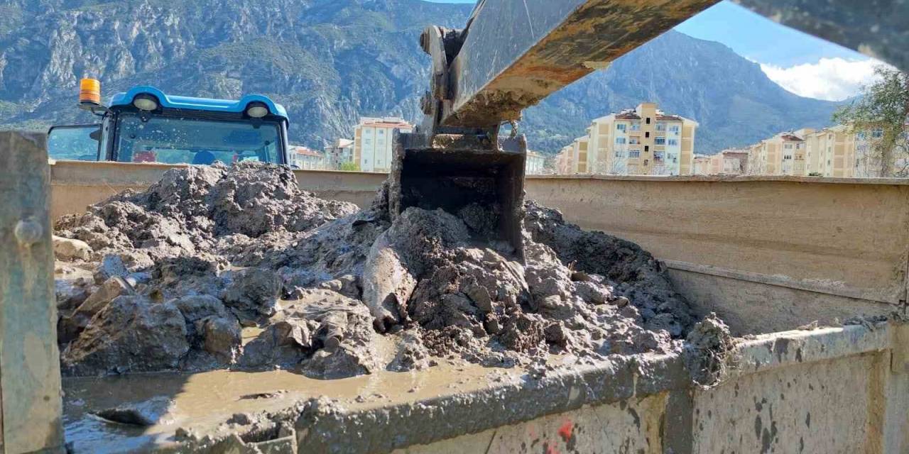 Yağmur Suyu Izgaralarından Kamyonlarca Çöp Çıkarıldı