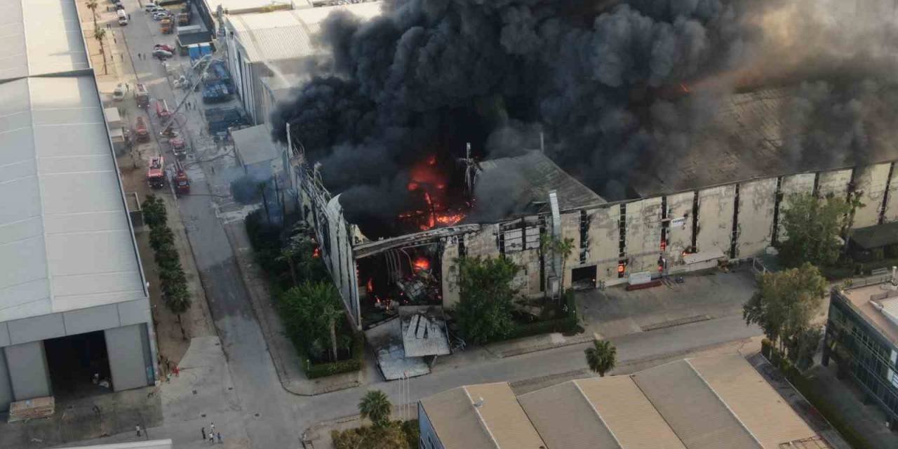 Tekne Üretim Tersanesindeki Yangına Havadan Ve Karadan Müdahale Devam Ediyor