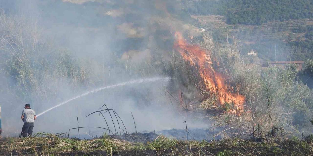 Hatay’da Anız Yangınında Tarladaki Samanlar Yandı