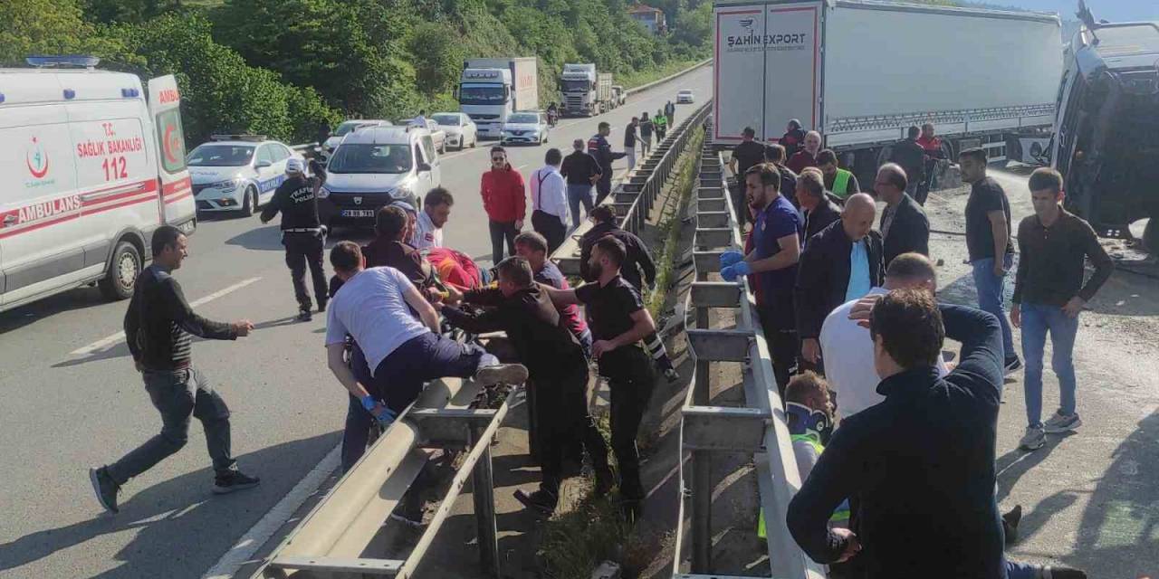 Tır Karayolunda Temizlik Yapan Kamyona Arkadan Çarptı: 3 Yaralı