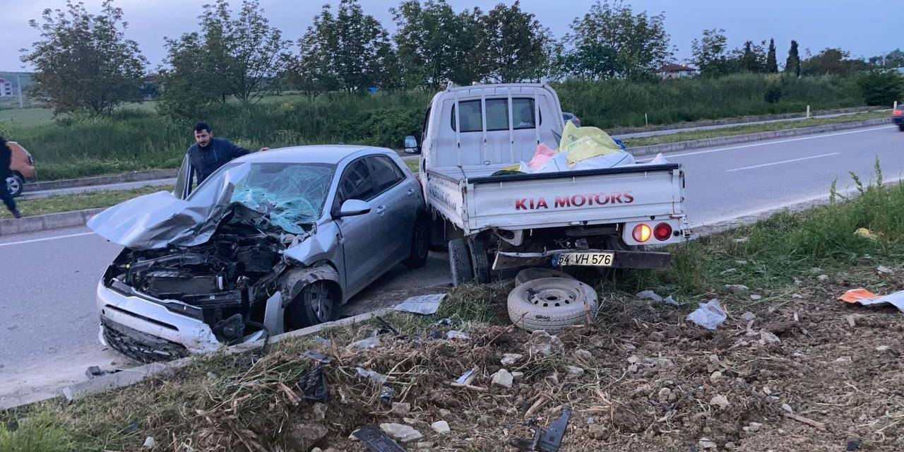 Otomobil Duble Yolda Park Halindeki Kamyonete Çarptı: 1 Yaralı