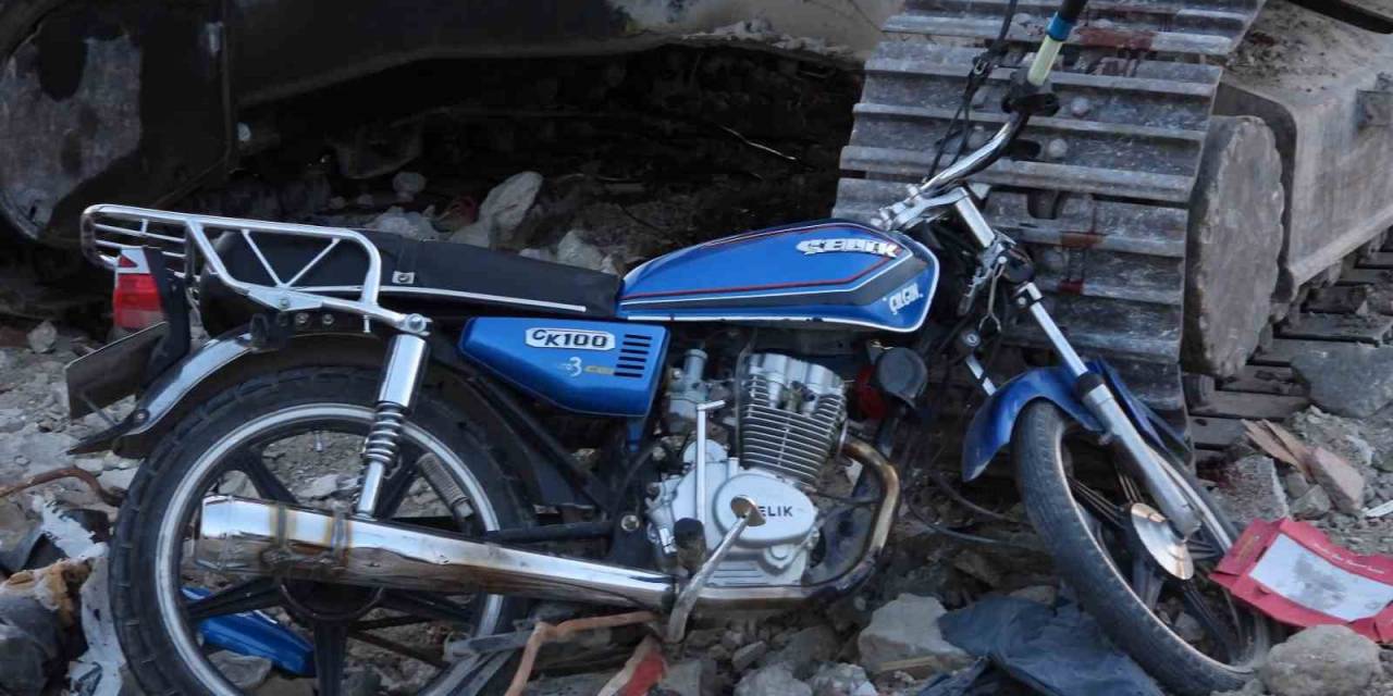 Motosiklet Park Halindeki Kepçeye Çarptı: 2 Yaralı