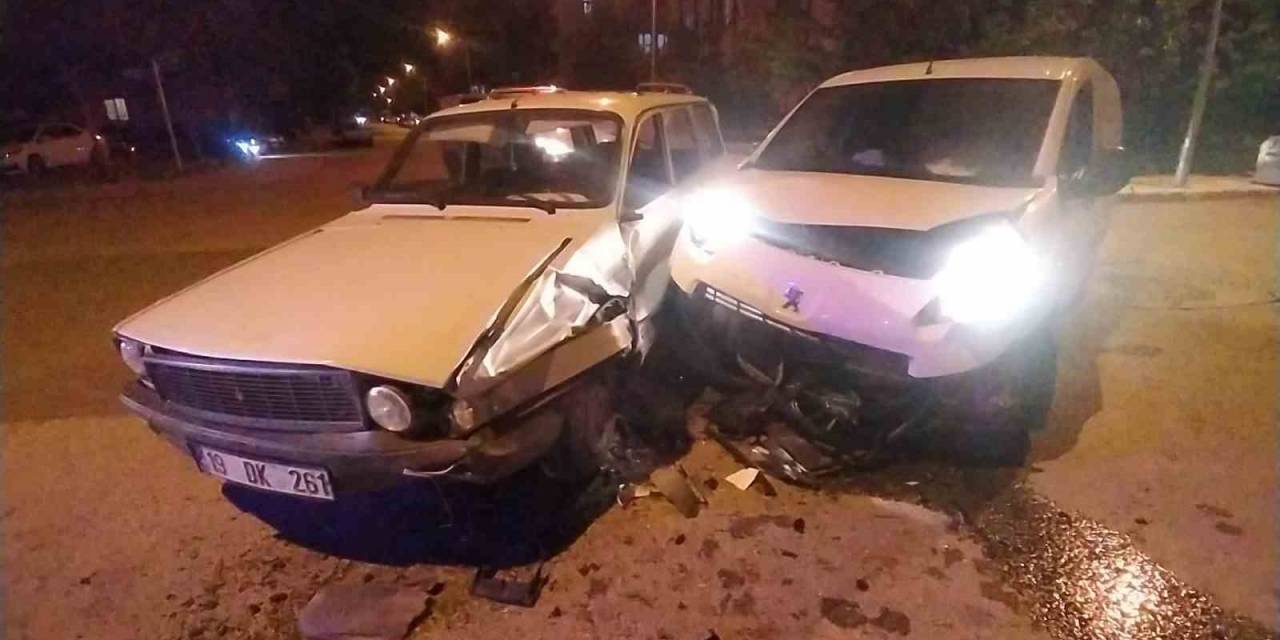 Hafif Ticari Araç Ve Otomobil Çarpıştı: 1 Yaralı