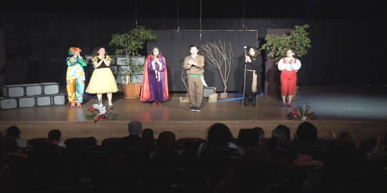 “cadının Kutusu” İsimli Çocuk Tiyatro Oyunu Sahnelendi