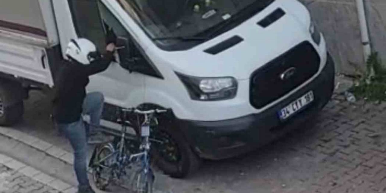 İstanbul’da Komedi Filmi Gibi Hırsızlık Kamerada: Camı Patlattı, Çaldı Yere Düşürdü, Tekrar Alıp Kaçtı