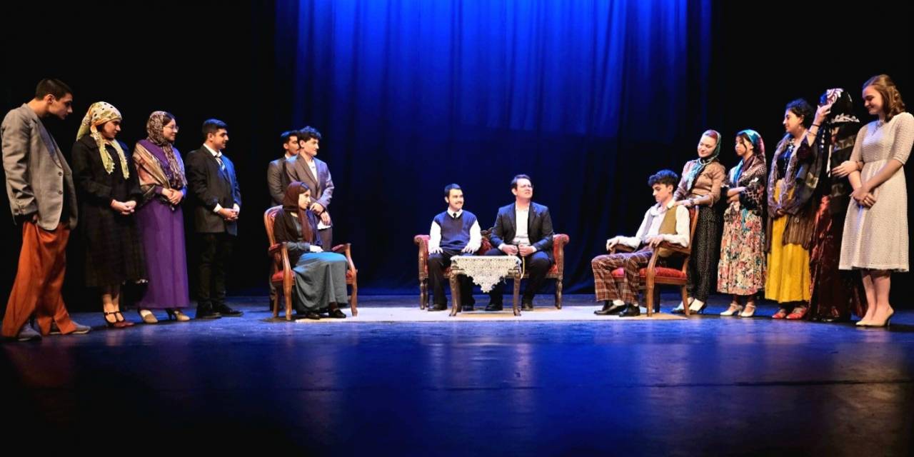 Avp Sahnesi’nde Mezuniyet Coşkusu