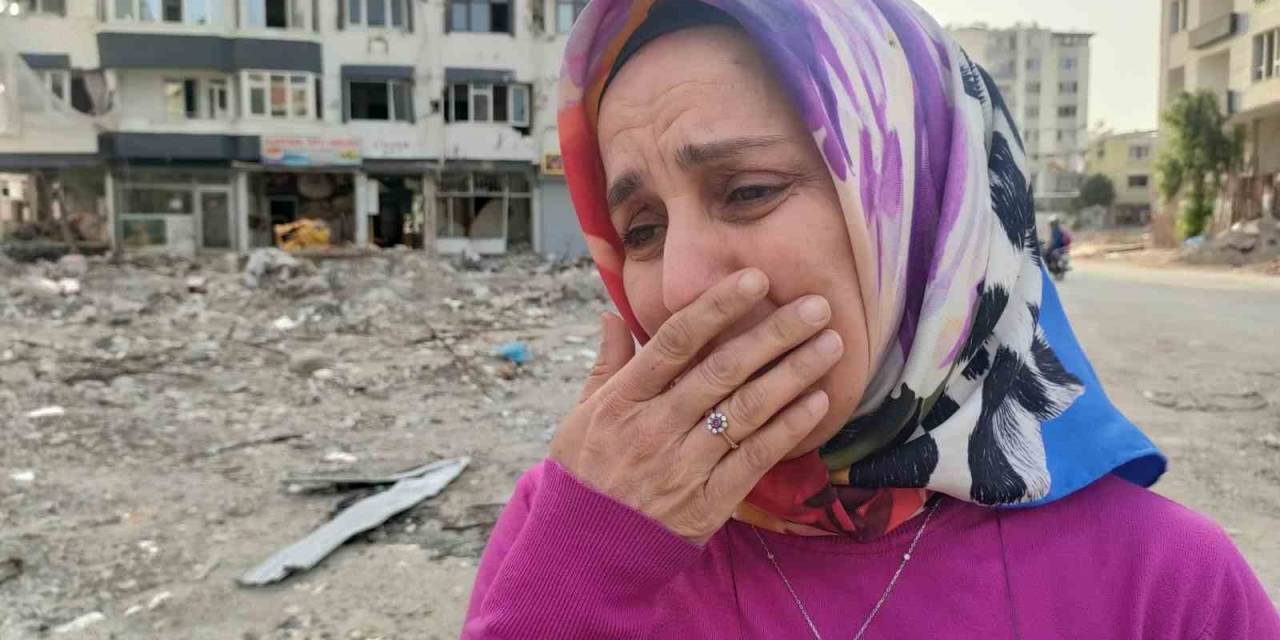 Her Gün Geldiği Enkaz Bölgesinde, Komşuları Ve Arkadaşları İçin Gözyaşı Döküyor