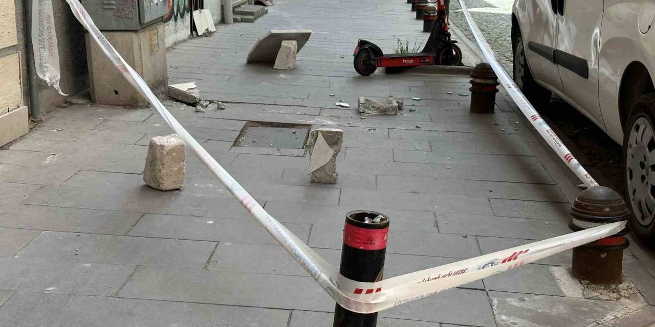 Binadan Düşen Beton Parçaları Vatandaşı Tedirgin Ediyor