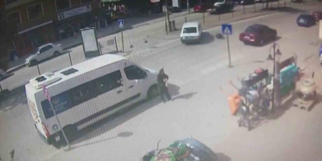Otomobilin Yayaya Çarpma Anları Kameraya Yansıdı