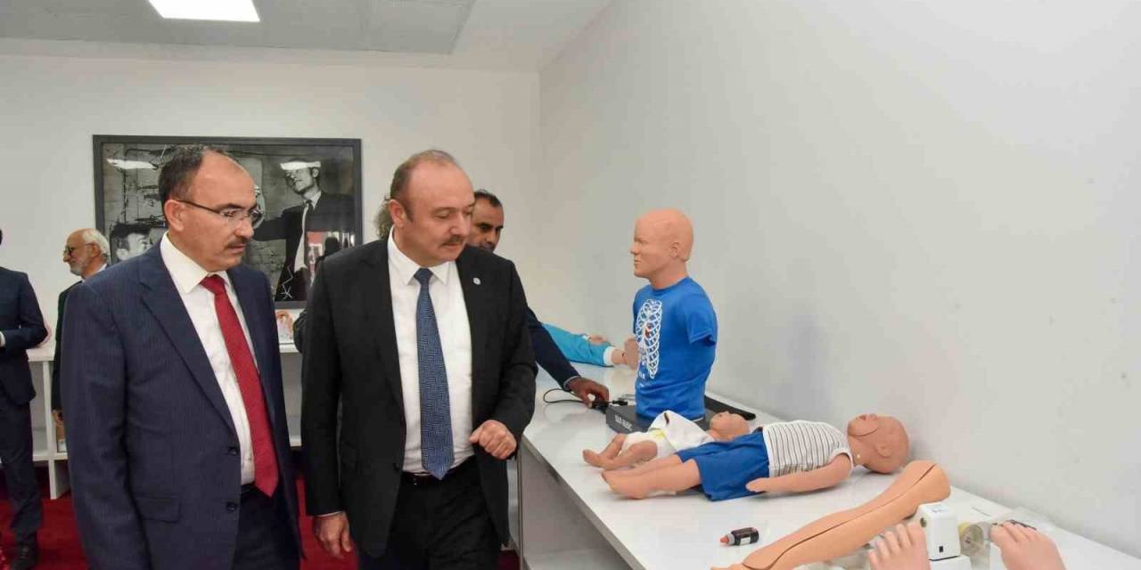 Rektör Beydemir, "tıp Fakültesi Bilecik Halkının Sağlık Hizmetinde Etkin Bir Rol Oynamaktadır"
