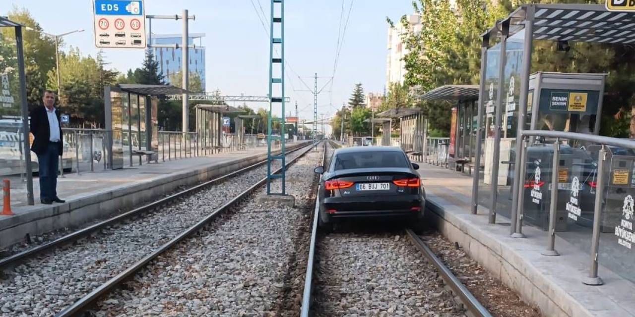 Normal Yol Diye Tramvay Yoluna Giren Sürücü Alkollü Çıktı