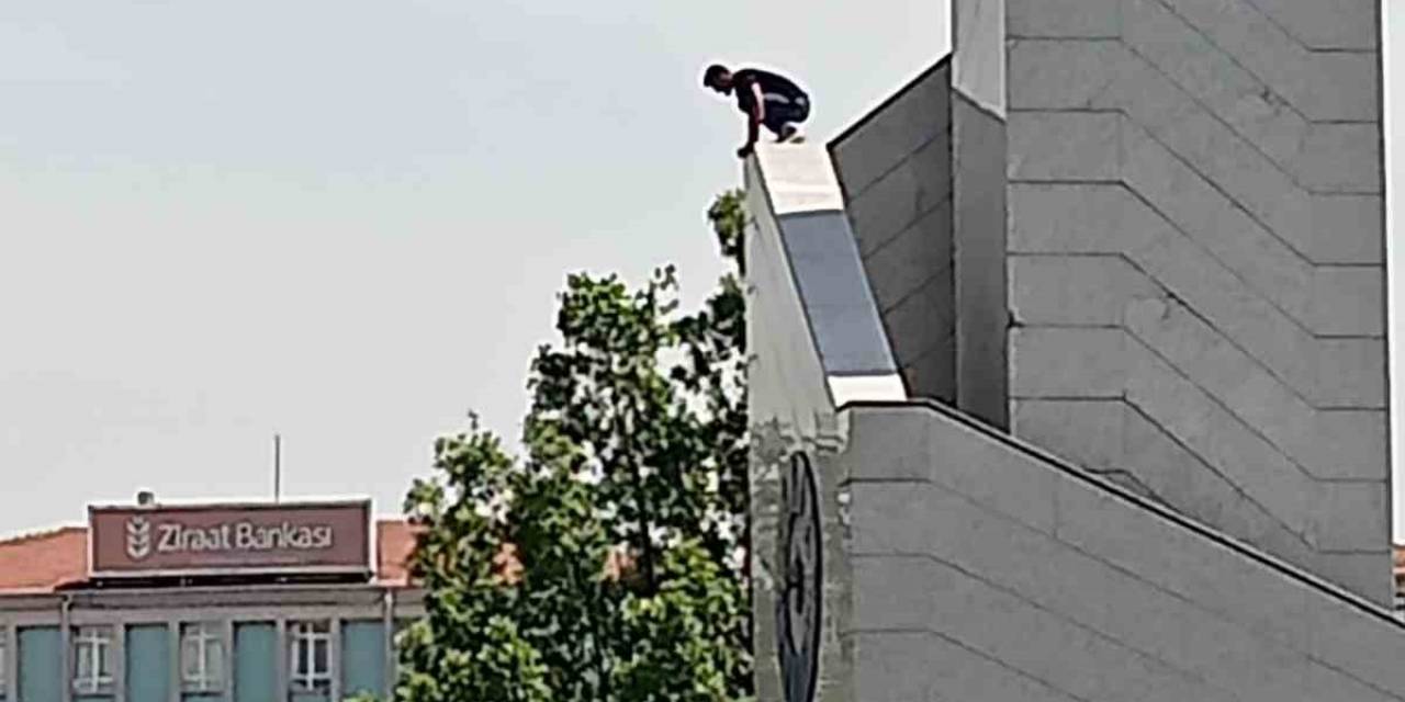 Saat Kulesine Tırmanan Gencin Tehlikeli Oyunu Kameraya Yansıdı