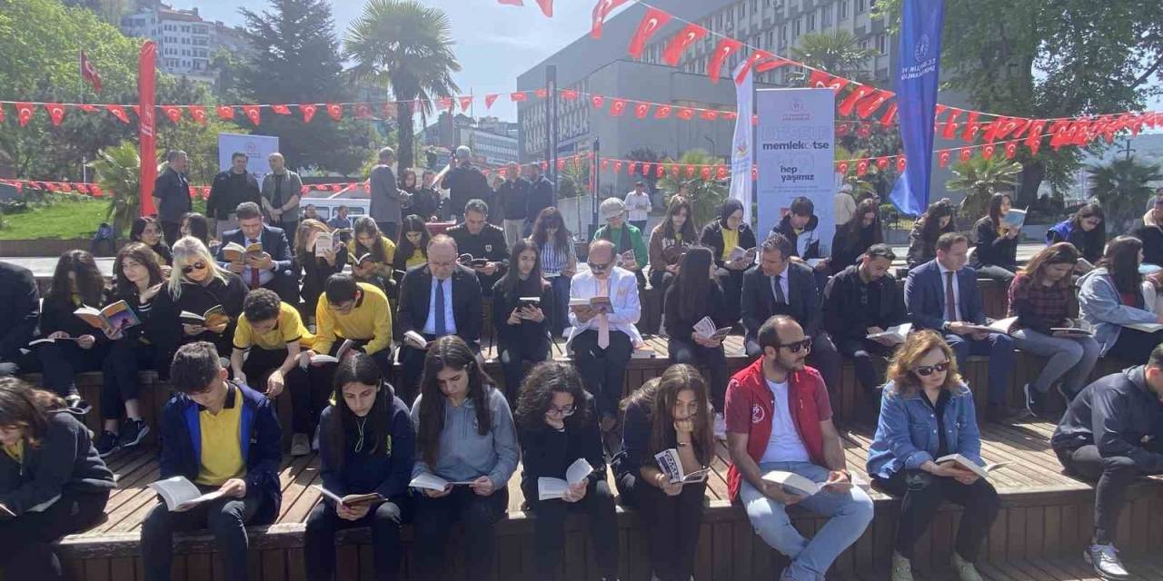 Sahil Bandında Kitap Okudular