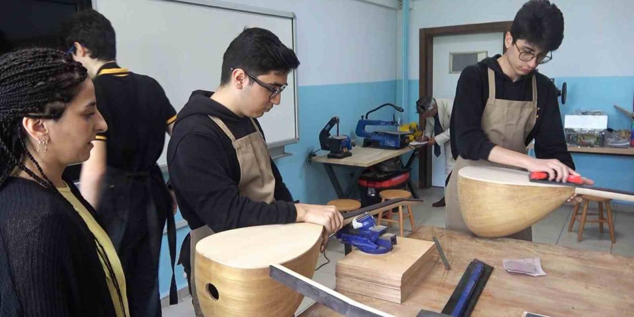 Yalova Güzel Sanatlar Lisesi Öğrencileri Kendi Çalacakları Bağlamaları Üretiyor