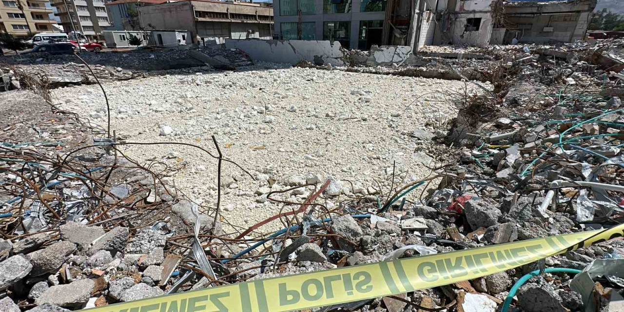 Hatay’da Bir Enkazın Su Dolu Bodrum Katında Erkek Cesedi Bulundu