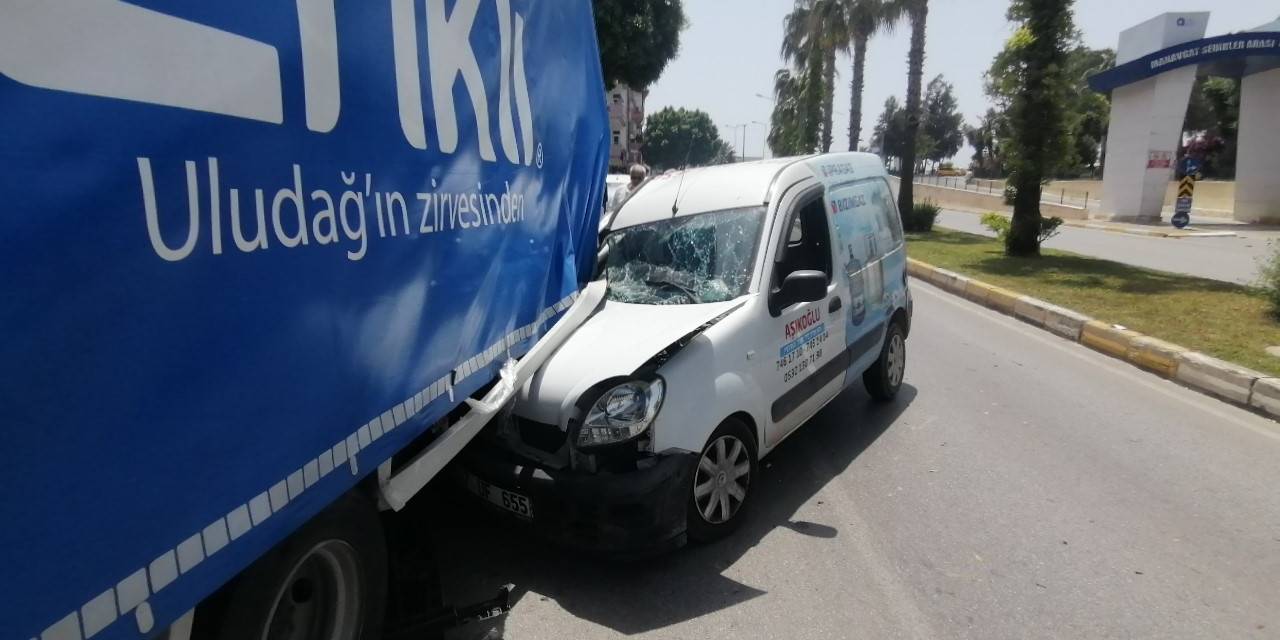 Su Nakliyesi Yapan Araçların Kazasında Sıkışan Aracı İtfaiye Çıkardı