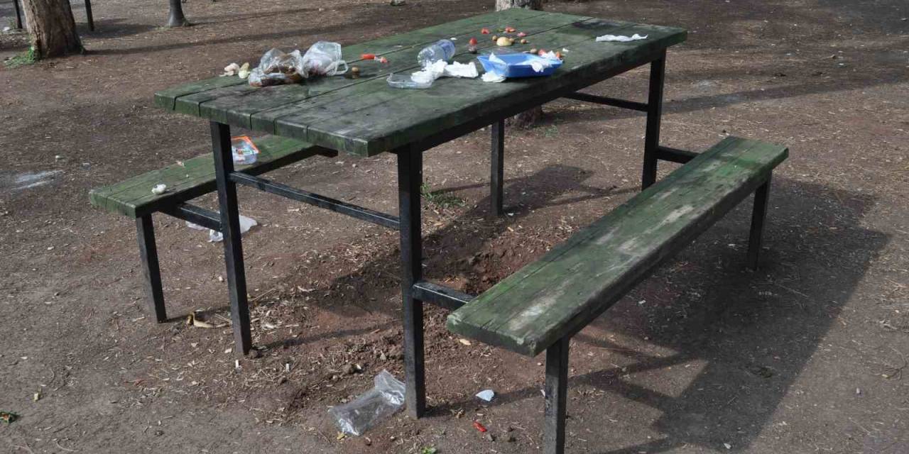 Kullandıkları Masayı Çöplerle Bu Halde Bıraktılar