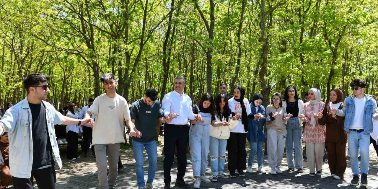 Gençler Sınav Stresini Halay Çekerek Attı